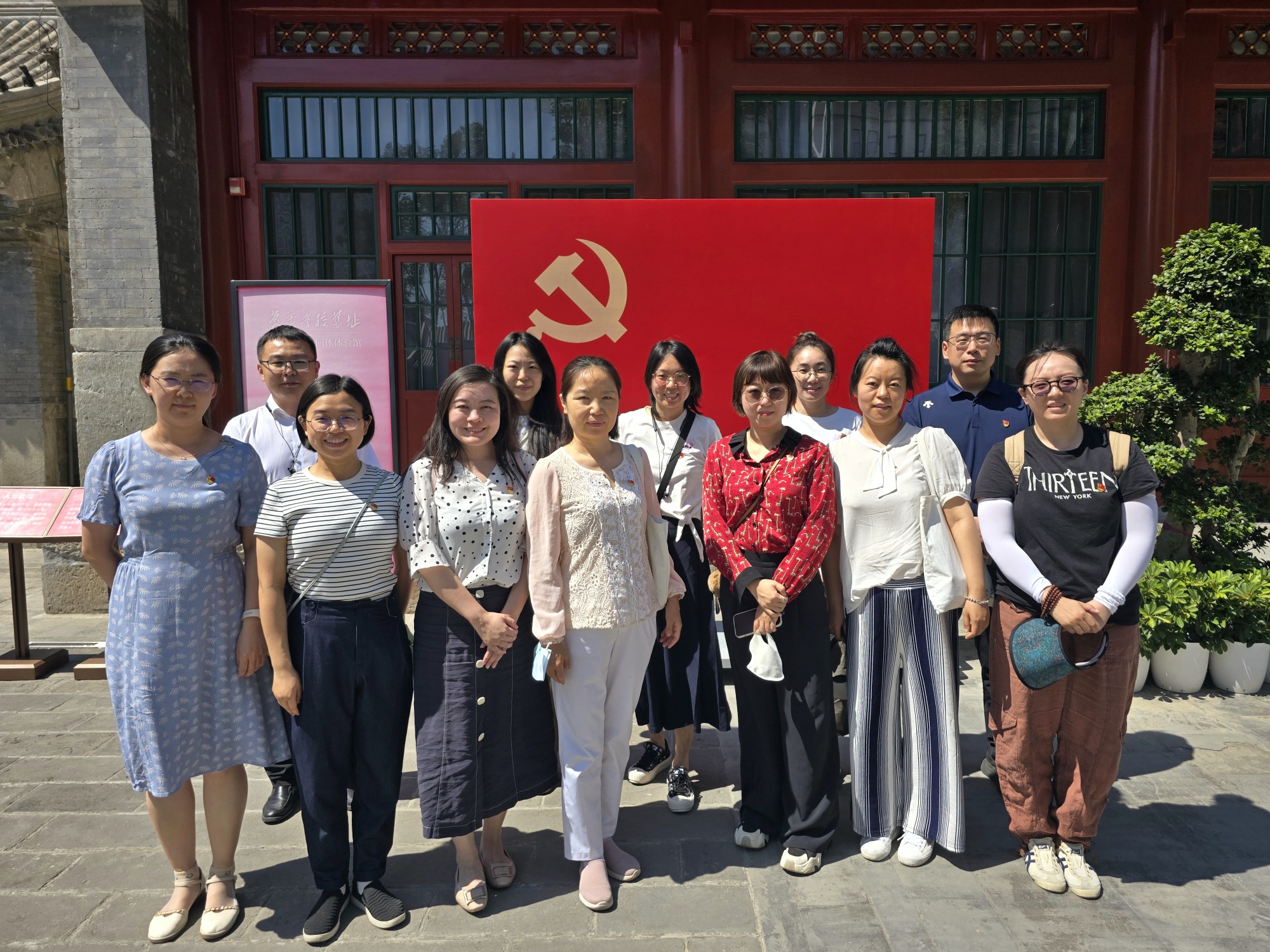 图二：体验馆合照.jpg