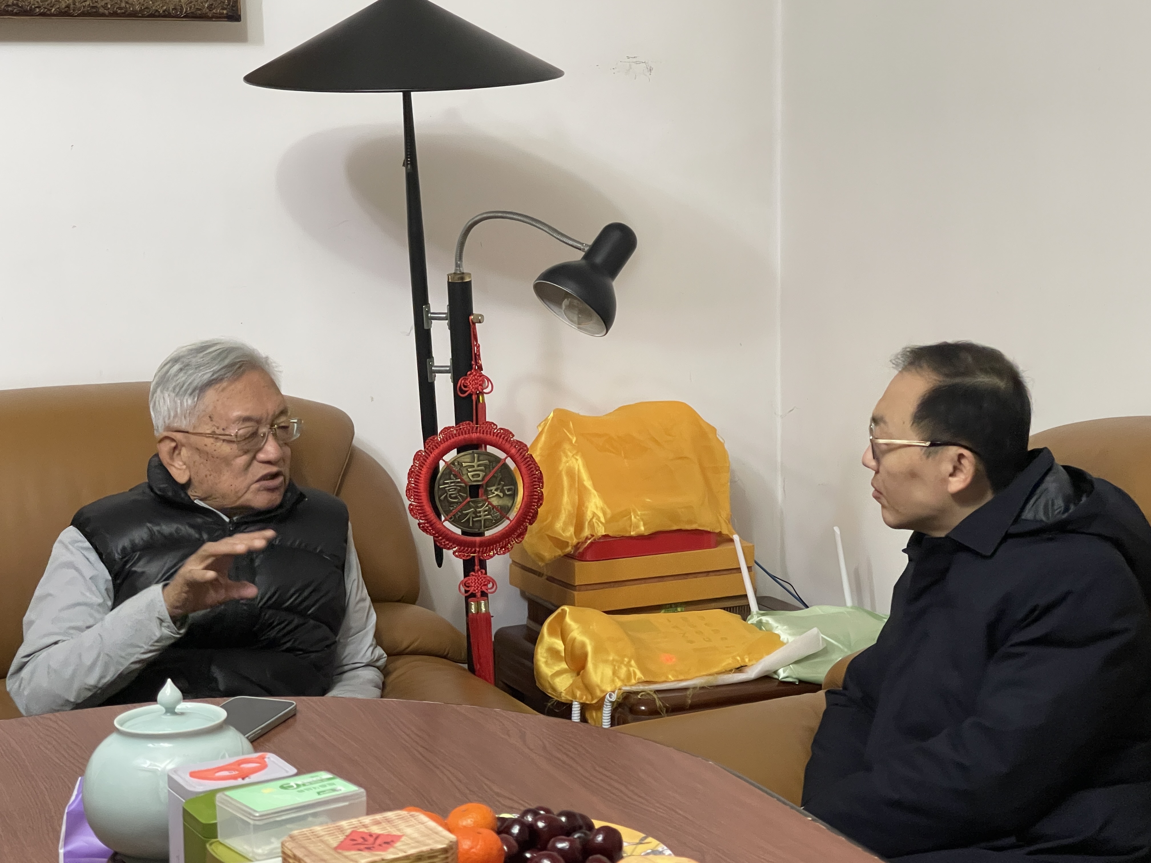看望慰问专家学者2.jpg